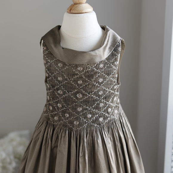 Girl's Silk Dress UNIQUE Smocked Bronze Embroidery Size 6/7 Special Occasion - Picture 4 of 7